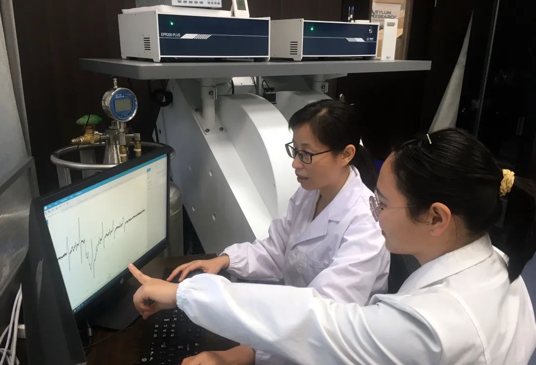 Profesores del Centro de Análisis y Pruebas de la Universidad de Chongqing utilizaron la espectroscopia CIQTEK EPR para los servicios de prueba