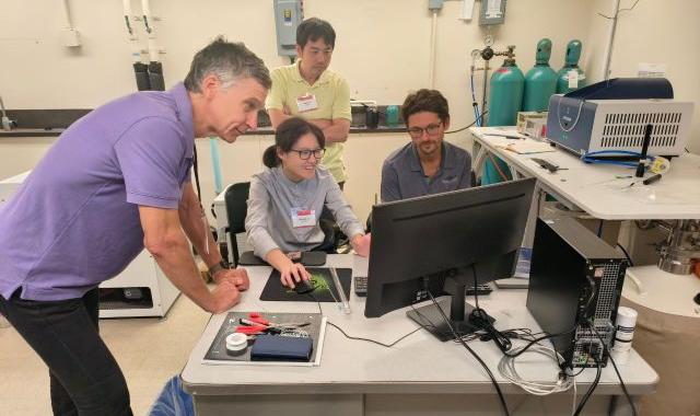 CIQTEK demuestra con éxito su sistema de espectroscopia EPR de mesa en el taller ACERT